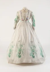 Hvit bomullsmuslinkjole med grønt blomstermønster, 1860-tallet (bomull)